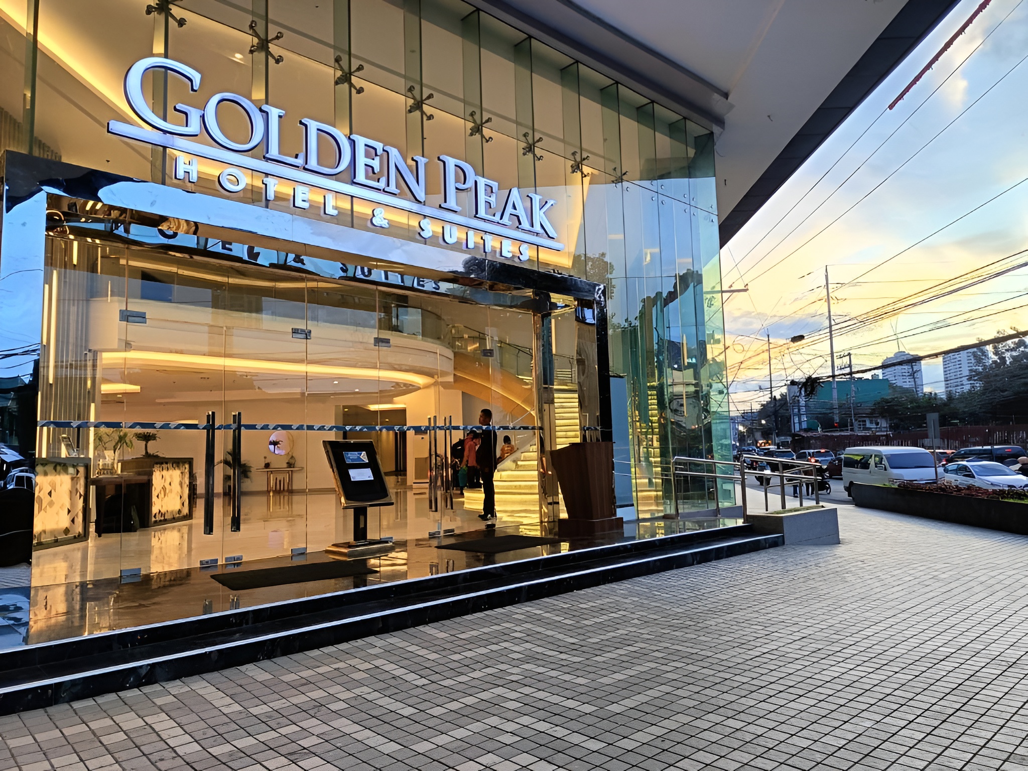 Golden Peak Hotel & Suites